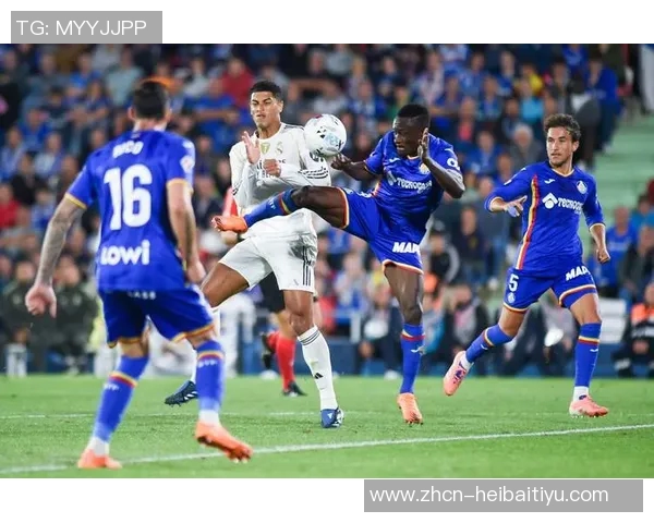 皇家马德里迎战赫塔菲期待精彩对决球迷热情高涨助威球队争胜 皇家马德里迎战赫塔菲期待精彩对决球迷热情高涨助威球队争胜